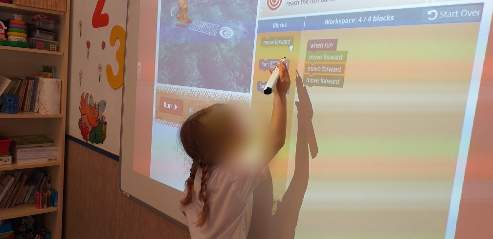 Maijo's tweet photo. Hoy en el CEIP Isabel la Católica dentro de la hora del código jugamos con "partners disney" una aplicación para programar por bloques que se puede hacer en la PDI. Se necesita hacer giros, por lo que es bastante complicada para 4 años. #colegioelcabo #codeweek21 #codeEU https://t.co/3wIrknhgc7