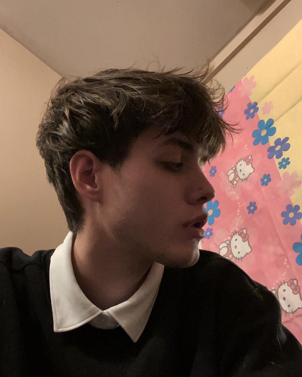 RpgAwakening's tweet photo. • Nome: Lysandre Bourgeois
• Idade: 20 anos
• User: @luvsperaltiagow
• Pronomes: Ele/Dele ou Elu/Delu
• Sexualidade: Pansexual
• Nome do shape: Zion Witten https://t.co/8PjMLHT5E9