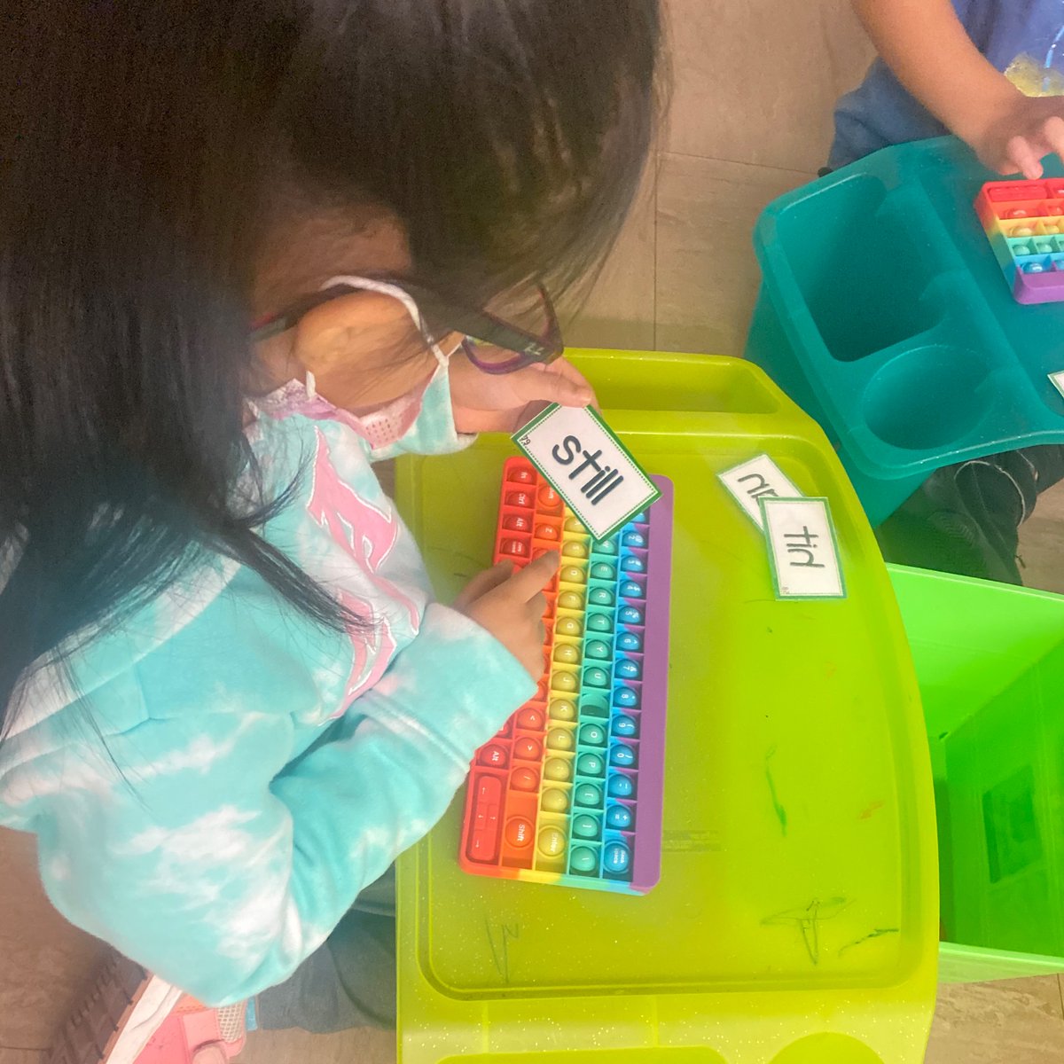 calfano510's tweet photo. This weeks center is Ⓟⓞⓟⓟⓘⓝⓖ! Students love to pop words into their popit keyboards! Not only are they spelling words, but learning the keys of a keyboard too! #popit  #firstgrade #literacy #typing https://t.co/YLQvIzw1Sz