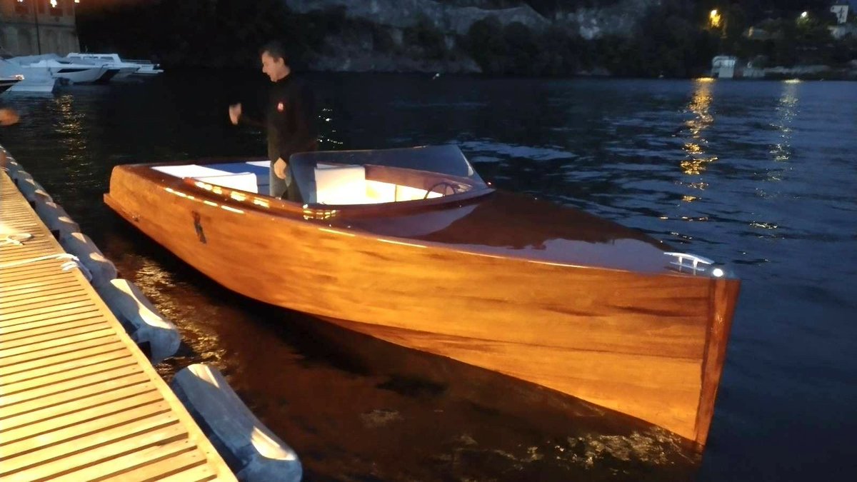 apeterbrown's tweet photo. Never been in an electric boat before , thanks to Hotel Villa d'Este and Cantiere Ernesto Riva boats for the short trip on Lake Como in the new E-Next model " Villa d'Este " . Great boat @CantiereER 👍
#villadeste #ErnestoRivaBoats #enext #LakeComo https://t.co/uYh4lsdXh9