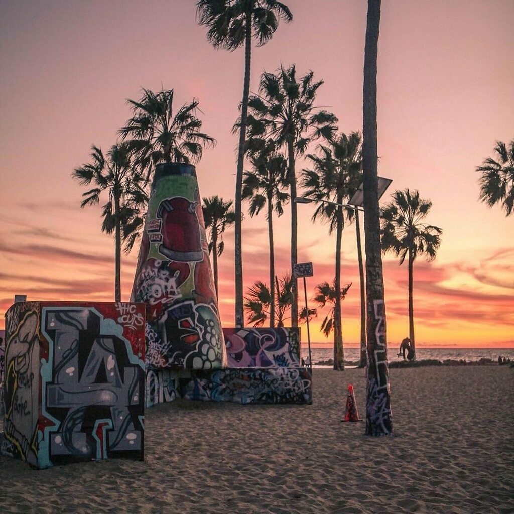 voyagenfrancais's tweet photo. [LOS ANGELES en français ]Hello à tous! 💫

Venice beach et ses couleurs extraordinaires…un endroit à ne pas manquer pour ses couchers de soleil…entre autres.
Venez découvrir ce quartier avec nous à vélo 
.
.
.
.
.
.
.
.
.

#losangelesenfrancais #losangeles #ilovela #onlyla #… https://t.co/VH9D3N2NEV