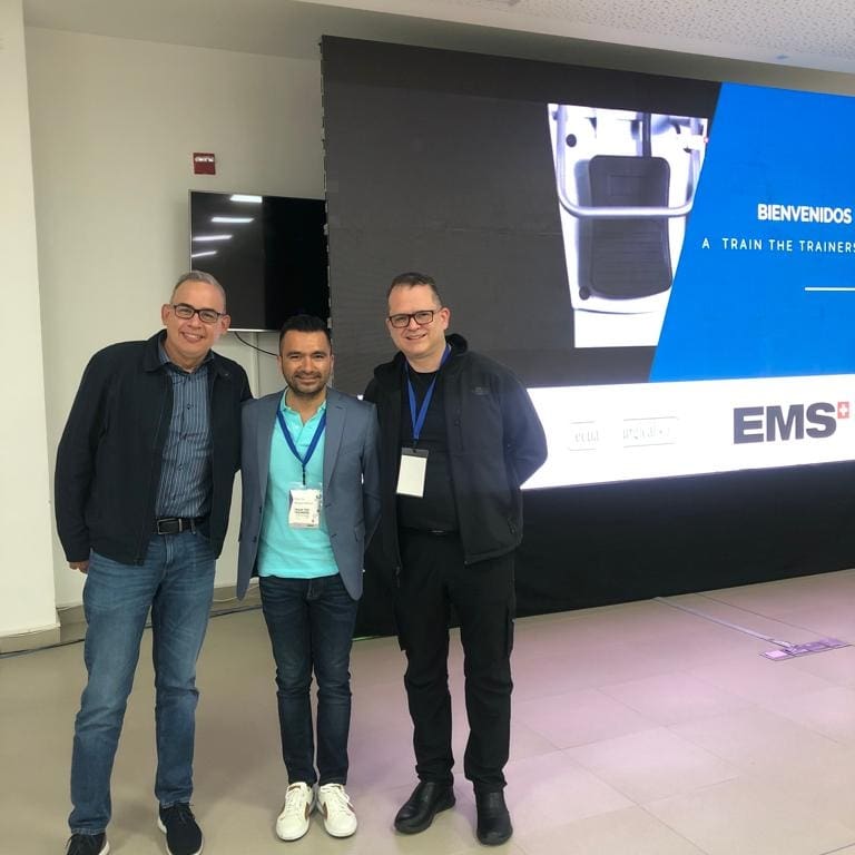 OSNOR's tweet photo. Excelente actividad académica acerca de Nefrolitotomia percutánea y Ureteroscopia flexible, realizada en Quito gracias a la invitación de Ecuasurgical. Contamos Con la presencia del Profesor: Braulio Manzo, quien nos visitó desde México mostrándonos una técnica eficaz y simple. https://t.co/3AWx3VhdzC