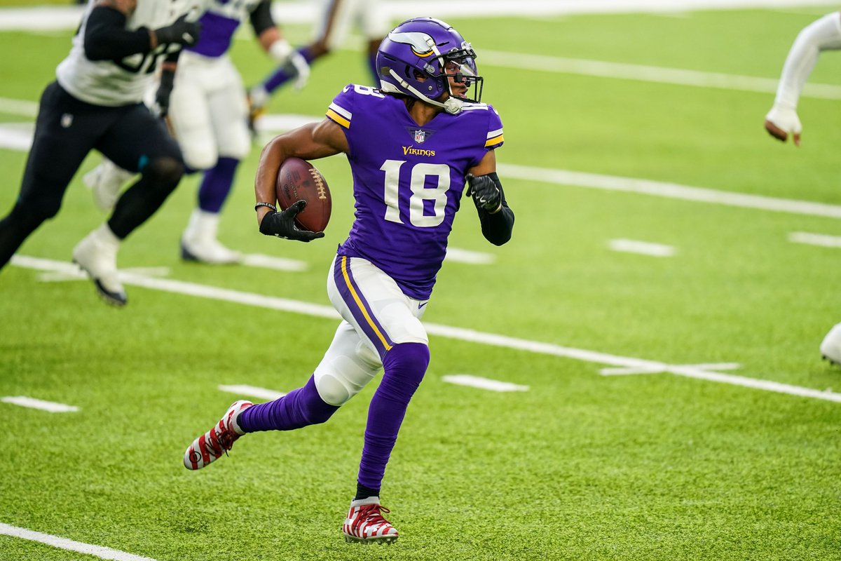 PFF's tweet photo. Pick a WR for the next 10 years 👀

🔁 CeeDee Lamb
❤️ Justin Jefferson
💬 Ja’Marr Chase https://t.co/rdpdIZdR2I