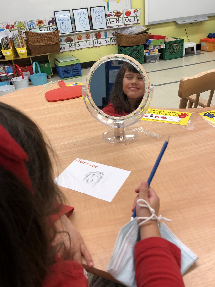 day_mme's tweet photo. Closely examining our faces to see what they look like when we have different feelings/emotions. Fâché, heureux/heureuse, triste. (Mad/happy/sad) @SISNLESD @NLESDCA @BishopFeild #feelings #feelingsarereal #expressingourselves https://t.co/9HMTOytFRY