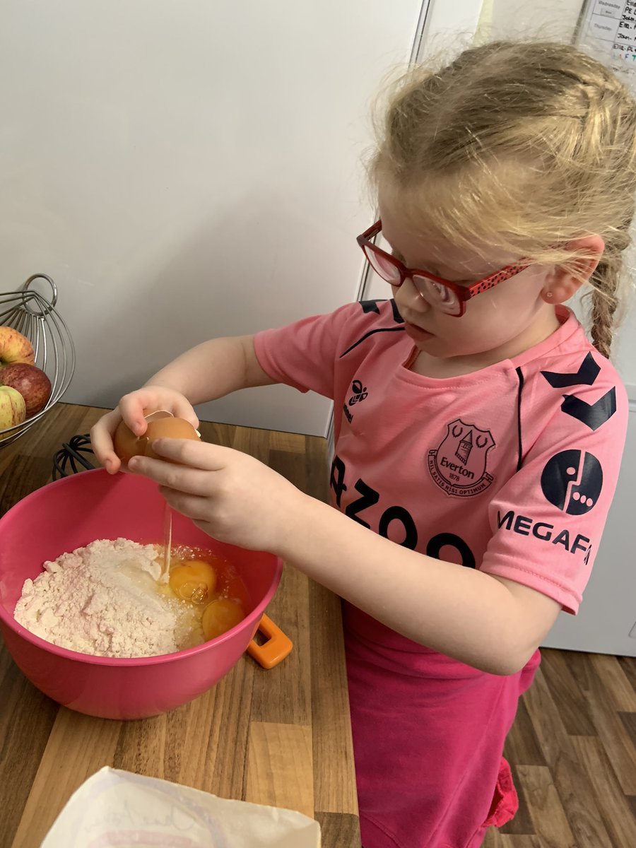 emma43801598's tweet photo. @Flomellynews @appleofmyeyepl Ella from 2Bs entry for the BIG Flo Melly bake off! “Pandas are life” 🐼❤️ @PaulHollywood @PrueLeith @EdinburghZoo 🐼🐼🐼 #pandalove ❤️🐼❤️ https://t.co/Bb6gqOz7Jj