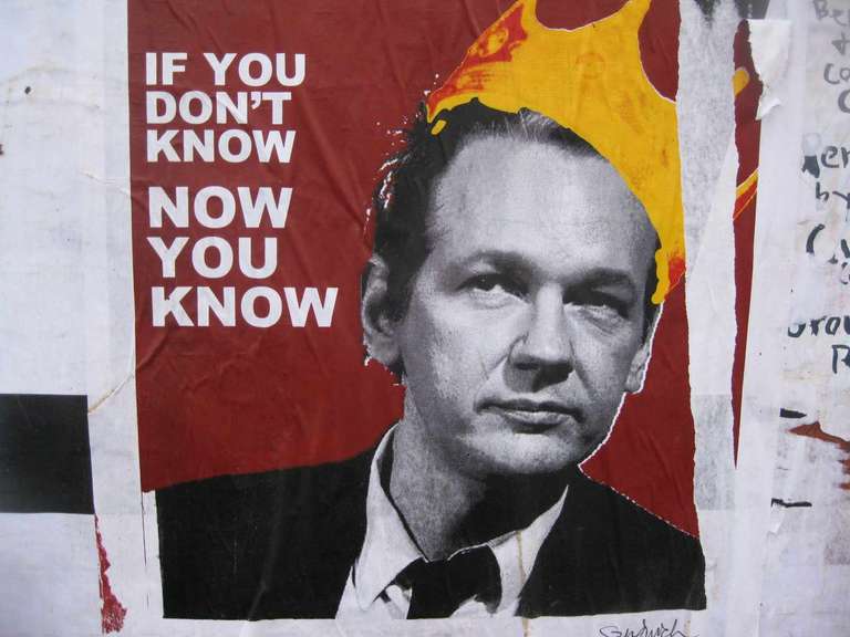 artAssange's tweet photo. #Assange street art spotted in Valencia featuring WikiLeaks and Julian Assange.
https://t.co/7wCG9QpInw https://t.co/npUtW2Ziav