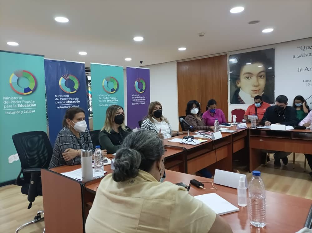 mineducacion_ve's tweet photo. Como lo instruyó el presidente @NicolasMaduro, hoy desde la sede del @MPPEDUCACION, la ministra @_LaAvanzadora realizó de manera presencial el gabinete educativo con los jefes (as) de zonas educativas, en el marco del regreso a clases seguro y progresivo. #EpaVamosACuidarnos https://t.co/reTglRVp4O