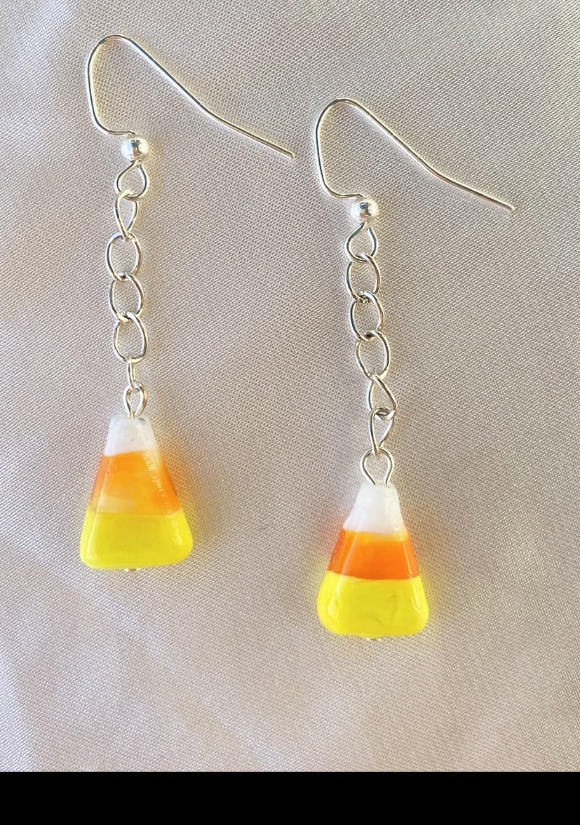 DesignVisionz's tweet photo. These have to be my favorite pair of fall earrings!! Candy corn dangly earrings-> https://t.co/vxG8HdSXzr
Perfect for sensitive ears because they are nickel and lead free ✨
#candycorn #candyearrings #halloweenearrings #dangleearrings #charmearrings #jewelrybiz #halloweengift https://t.co/Wd4i1Nfmcb