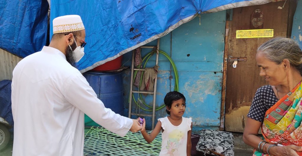 Dawoodi_Bohras's tweet image. Small acts of kindness go a long way in making a big impact.

Our @ProjectRiseDB volunteers in #Mumbai visited slum areas near Fort and Mohammed Ali road to share sweets and chocolates with children as a mark to celebrate #EidMiladunNabiصلى 🍫