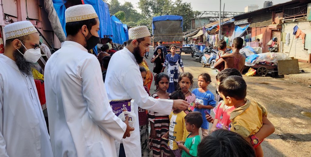 Dawoodi_Bohras's tweet image. Small acts of kindness go a long way in making a big impact.

Our @ProjectRiseDB volunteers in #Mumbai visited slum areas near Fort and Mohammed Ali road to share sweets and chocolates with children as a mark to celebrate #EidMiladunNabiصلى 🍫