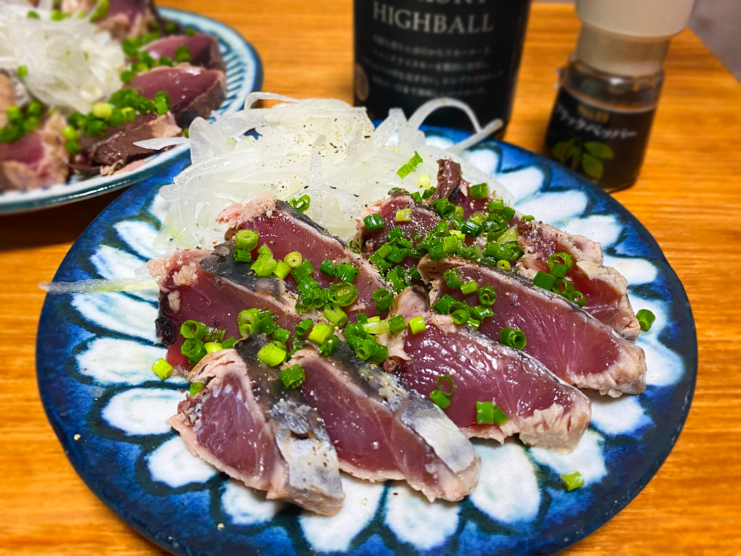 せんべろnet 鰹たたきが250円だったので オリーブオイルと味塩胡椒とおろしにんにくを混ぜたタレに柵ごと2時間漬け た 仕上げに黒胡椒をパラっと オイルとにんにくの香りがふわっとしてうま い T Co Xxky3ndazb Twitter