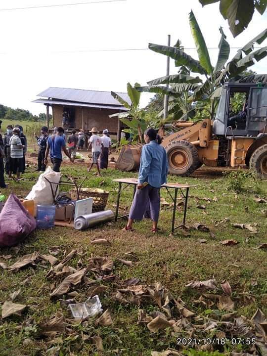 kachinwaves's tweet photo. Myanmar - October 19, 2021.
Junta soldiers and police destroyed some farmers’ fields near Nam Koi stream in Myitkyina, Kachin State yesterday without any compensation. The soldiers and police have ordered more than a dozen farmers' homes to relocate within 15 days. https://t.co/sBK0KyRE5V