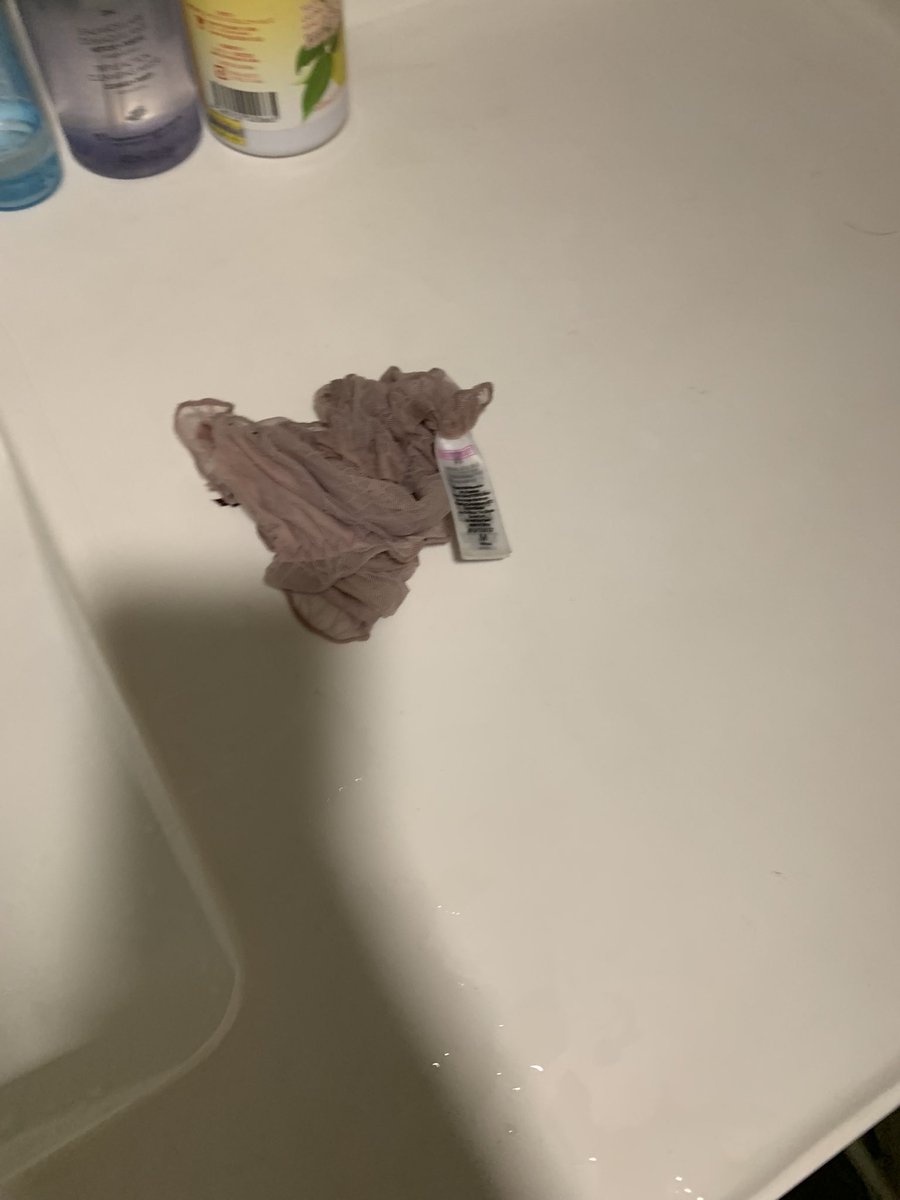第34集 合租女室友系列（3）
这个小骚货，洗完澡也不拿走，内裤随便丢的
#原味 #丝袜 #内裤 #棉袜 #扫楼 #潜入