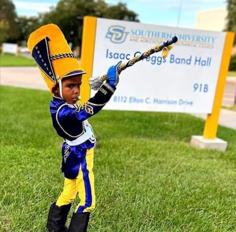 ScottieHunterTV's tweet photo. TOO CUTE!! Talk about cuteness overload for @SouthernU_BR’s Homecoming Week! This adorable little drum major and Dancing Doll are the best thing you’ll see on the internet this week. @WAFB 💙💛💙 https://t.co/u12g1th9To