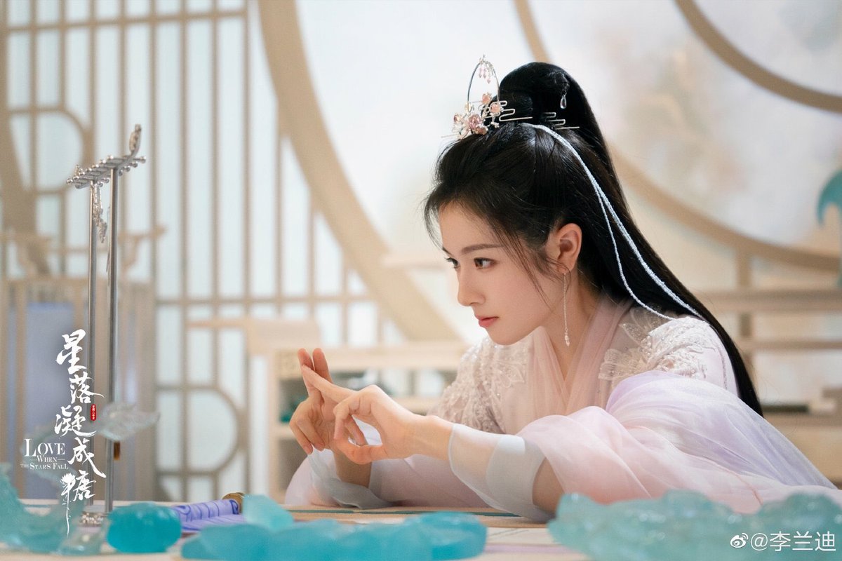 LILANDITH_'s tweet image. 📍👇🏻#หลี่หลานตี๋ มาลงภาพโปสเตอร์ใหม่ของซีรีส์เรื่อง #星落凝成糖 (#LoveWhenTheStarsFall ) “เย่~มาที่นี่เป็นครั้งแรกเวทย์มนต์เล็กๆน้อยๆนี้ จะทำให้เจ้าหญิงคนนี้ถูกสะกดได้ยังไง”
#lilandi #landyli #李兰迪