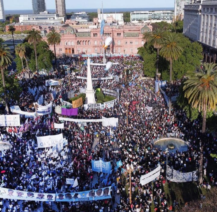 RomiOjona's tweet photo. VOLVER ✌🏼💙🤍💙
#PatriaOFmi
#LaCalleEsNuestra
#BrotaraElPoder
#ElPeronismoVolvioALasCalles https://t.co/ADQZMbdobq
