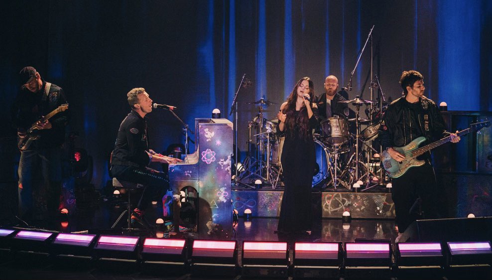 SelenaFanClub's tweet photo. Did someone say @selenagomez &amp; @coldplay live??? Tune in tonight at 12:35a est to the @latelateshow for the first ever live performance of #LetSomebodyGo https://t.co/O0toLUXiaP