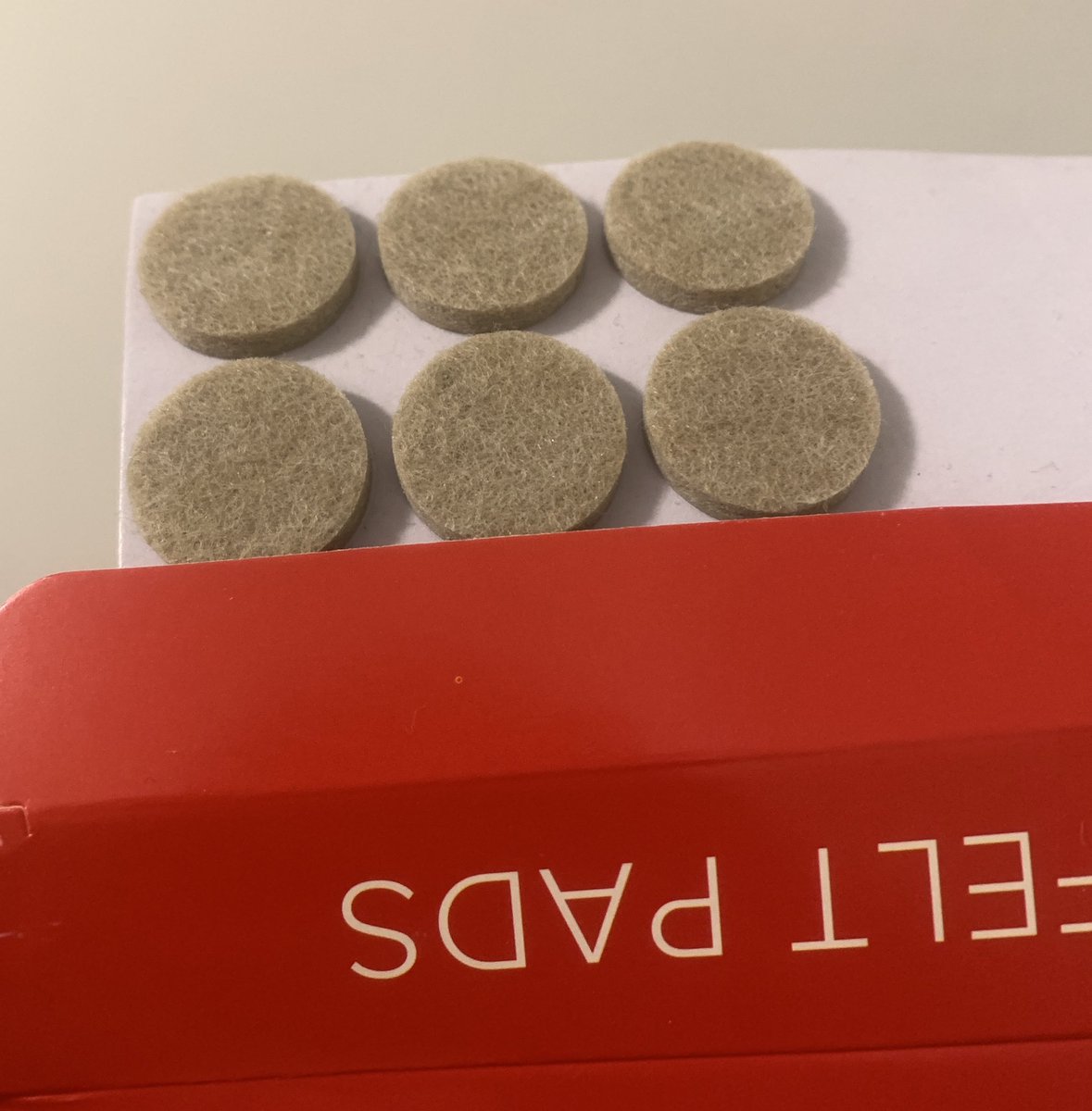 menesuygun's tweet image. Alt komşumuz sandalyelerimizin yere sürtme sesinden rahatsız olmuş 😂😂😂