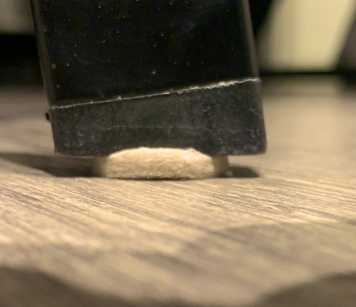 menesuygun's tweet image. Alt komşumuz sandalyelerimizin yere sürtme sesinden rahatsız olmuş 😂😂😂