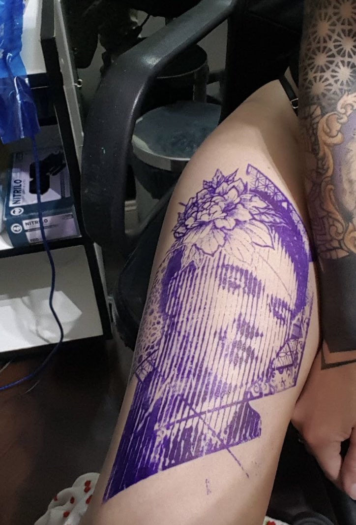 BELLATINTA_'s tweet photo. ✍️Meli diseño esta #frida para una #convención. Como no estaba segura si se iba a entender el #diseño del #tattoo, lo imprimió  y se lo probó ella misma!

📌El #diseño no solo funcionó, sino que también #gano un #premio por este tatuaje! 
#tattoo #tatuajes #ink #diseñotattoo https://t.co/eJ3eic60tG