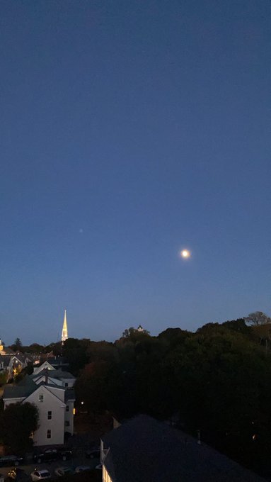 Salem nights ✨✨🌔 https://t.co/6R36eHJp38