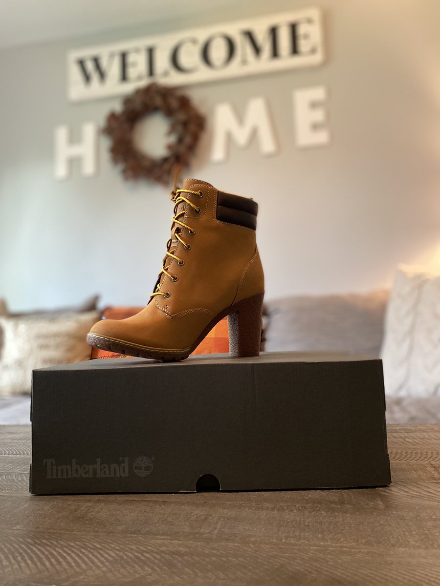 SheletteRPleat's tweet photo. So if you know me,you know how much I LOVE shoes and sneakers 🥰 Checkout my latest…They say #CTE with a touch of Pleat🙌🏽👸🏽😉👠 #Got2BeMe 😉 #AuthenticSelfAlways #HeelsHighStandardsHigher 😉 @SuptCaplan @TahiraDChase @AureliaHenriqu3 @awhawrylchak @musickate @cphistory27 https://t.co/zv8YZrQ60g