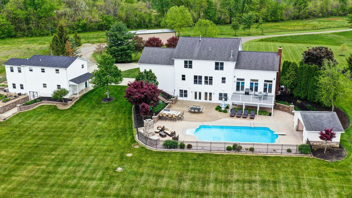 realtor614's tweet photo. Finally - open the door to a place you and your family will love to call home. #newhome #homesforsale  https://t.co/uncQ5JTVNc https://t.co/438jq9Iaff
