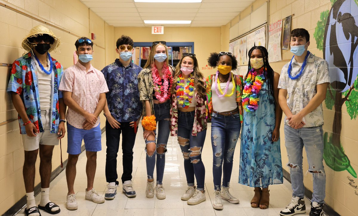 KetchamNation's tweet photo. It may have been cold outside, but Tropical Day was in full force at #KetchamNation @WCSDEmpowers @drbonkwcsd @rckptsa #spiritweek #schoolspirit @RckAthletics https://t.co/q17WCzJIj0