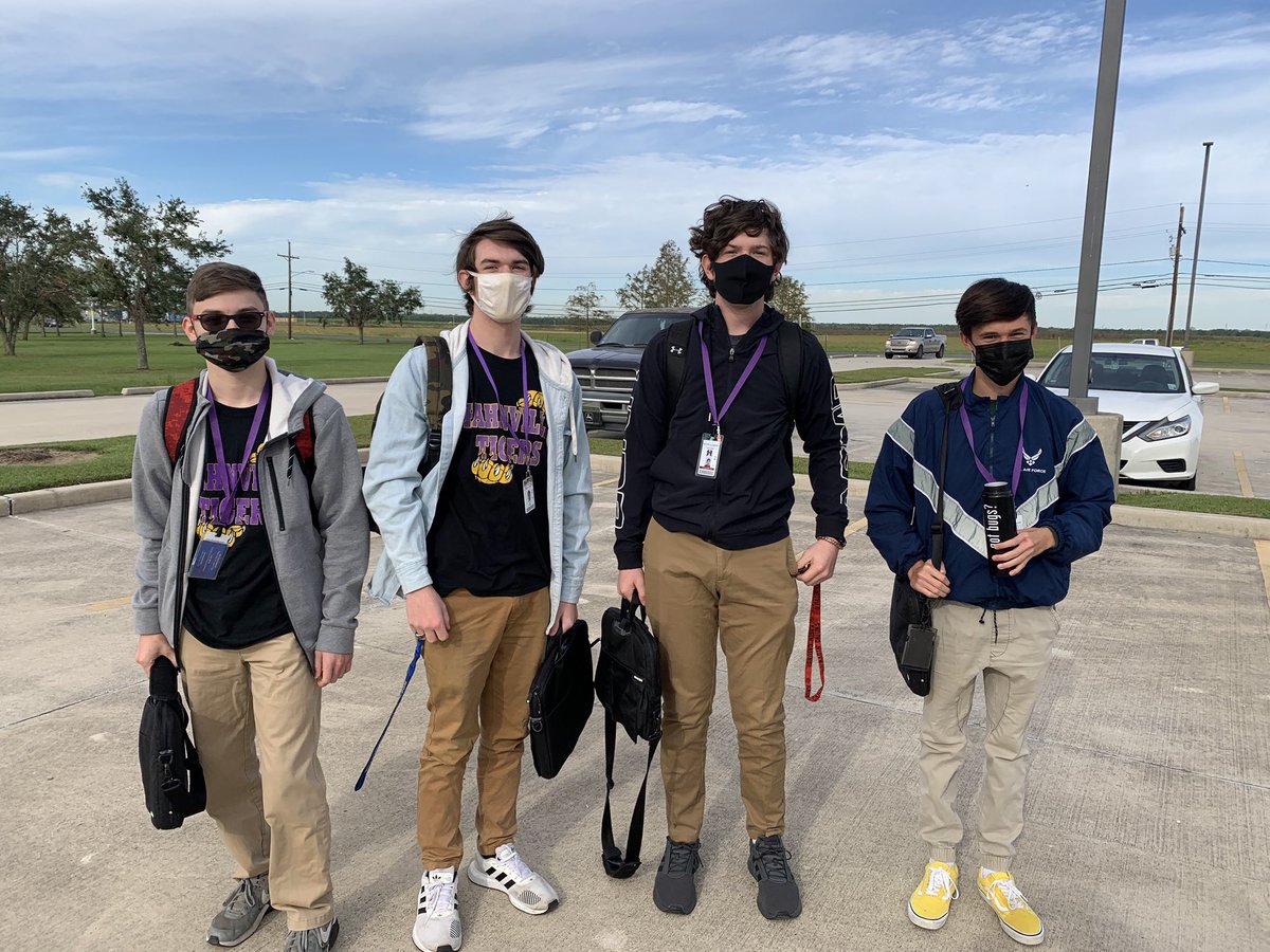satellitecenter's tweet photo. Welcome back to our @HahnvilleHigh Team Members!  So excited to have you back on campus! #firstdaytake2 #BuildaBetterYou https://t.co/ARDnjw13N6