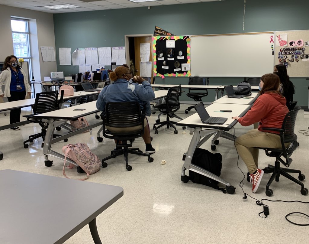 satellitecenter's tweet photo. Welcome back to our @HahnvilleHigh Team Members!  So excited to have you back on campus! #firstdaytake2 #BuildaBetterYou https://t.co/ARDnjw13N6