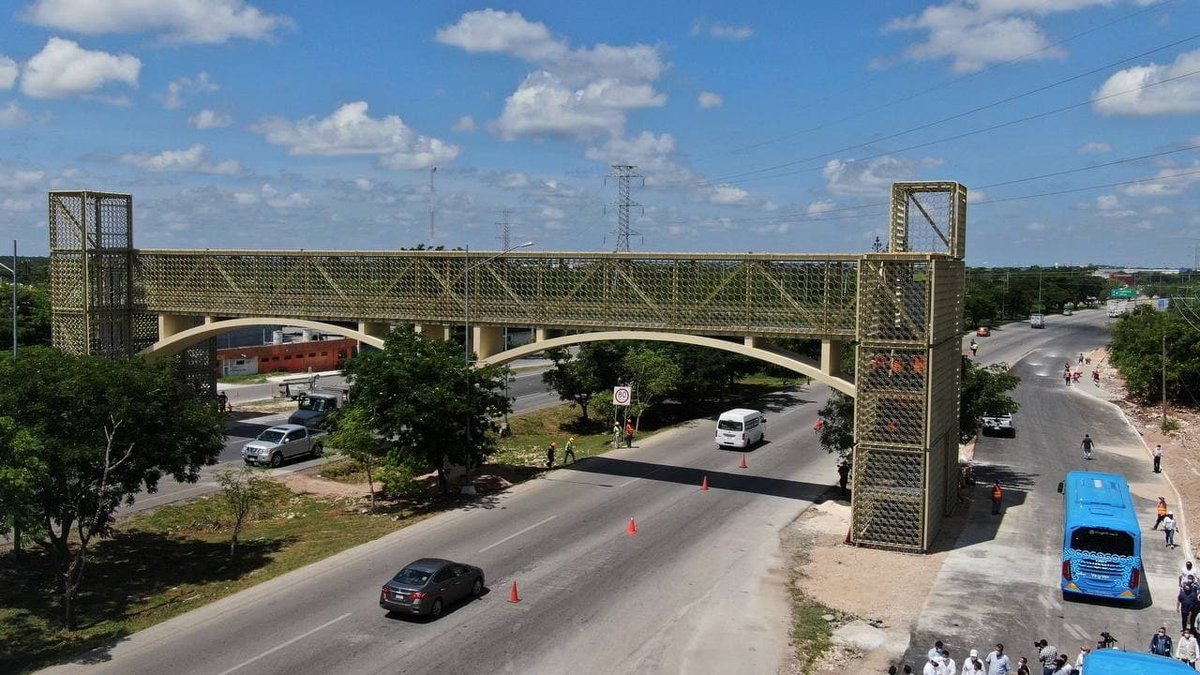 IIPEDEY's tweet photo. Como nos instruyó el Gobernador @MauVila, supervisamos los puentes peatonales y parabuses en construcción de la nueva ruta "Va y Ven", en el periférico de #Mérida, y en coordinación con el @ImdutYucatan y el #INCAY...
(1/2) https://t.co/0nLKkUAeUP