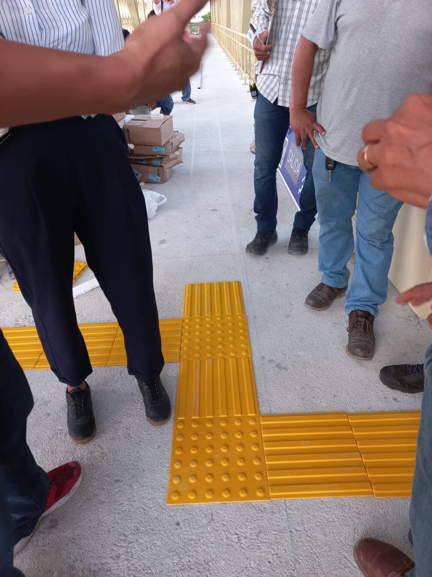 IIPEDEY's tweet photo. Como nos instruyó el Gobernador @MauVila, supervisamos los puentes peatonales y parabuses en construcción de la nueva ruta "Va y Ven", en el periférico de #Mérida, y en coordinación con el @ImdutYucatan y el #INCAY...
(1/2) https://t.co/0nLKkUAeUP