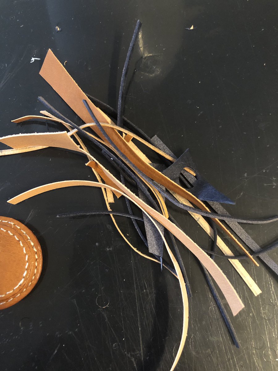 sosodo05's tweet photo. 作業する度に大量に出てくる革の切り落とし。
大きめのものは他に使い道があるのでキープしているが、使えそうにないものは処分している。
当たり前に捨てていたが、昨日、何故だか急に罪悪感が芽生えてしまった。これも命あるものからもらった一部なんだと。
使い道があればぜひ教えてほしい。 https://t.co/ItvyVibqY3