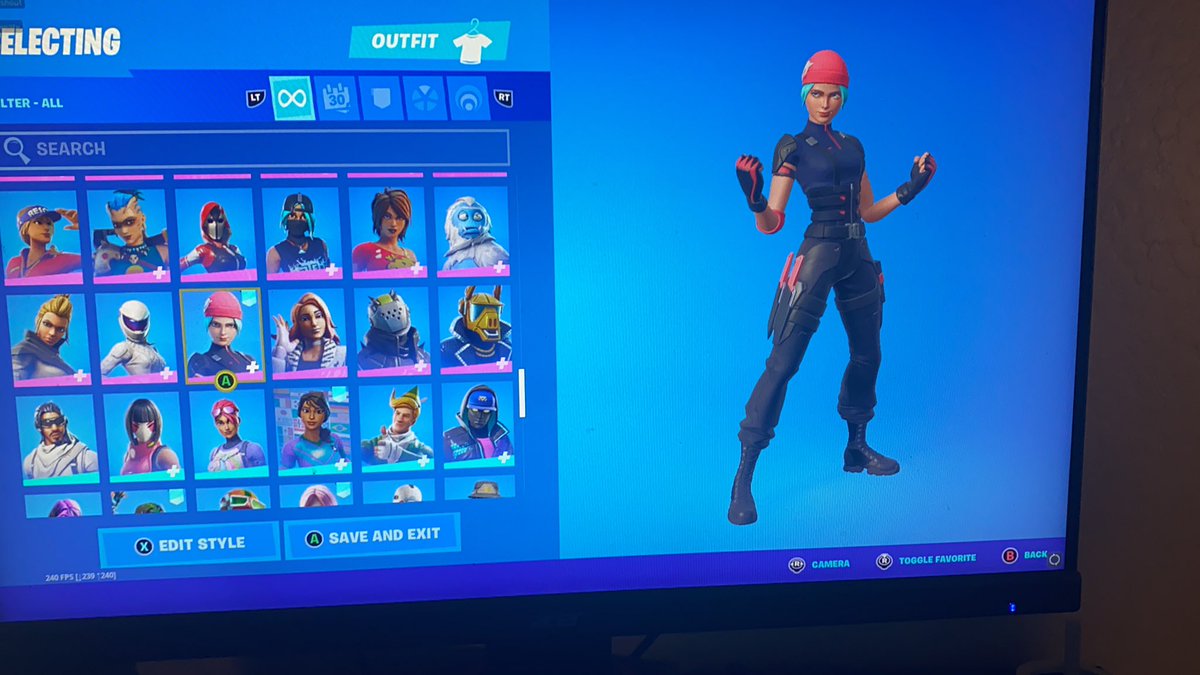 CashoutTNB24's tweet photo. Selling renegade raider with 200 skins with full access for $100. Need it gone. #fortniteaccount #renegaderaider #fortniteaccountforsale Lobby proof if needed https://t.co/Ms6ZbYVep4