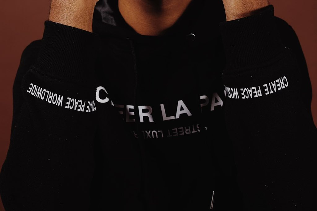 jaydaceooo's tweet photo. made for black hair 🤎

RT IF YOU NEED THIS HOODIE https://t.co/U7vII9zKjJ