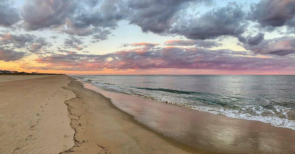 Working from the beach has its perks 🌅 #sunsetgram instagr.am/p/CVMBgd2rL5q/