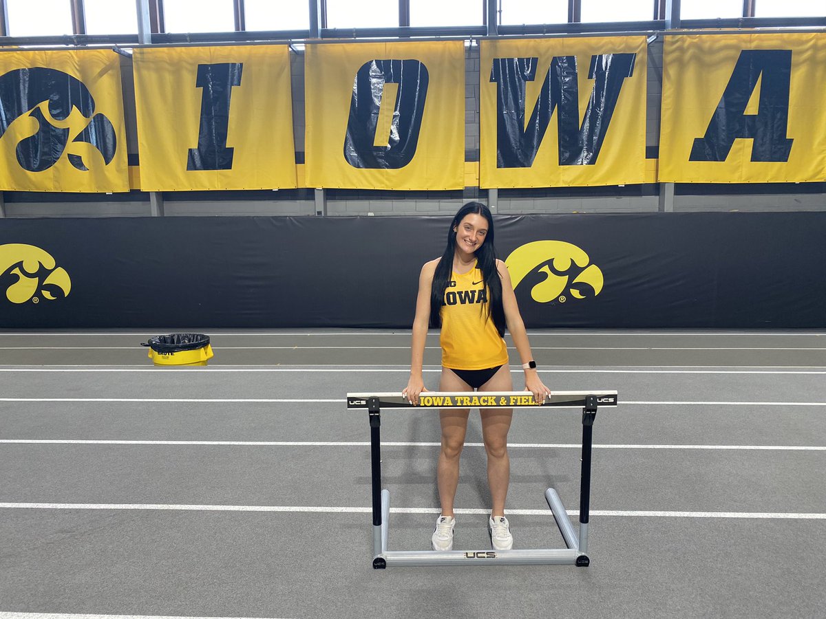 kenziecarneyy's tweet photo. Thank you Iowa T&amp;F for a great visit this weekend! Loved seeing all of the amazing things your program has to offer! @IowaXC_TF @Woody400h   #gohawks 🟡⚫️ #notcommited https://t.co/3kFq3PsC3I