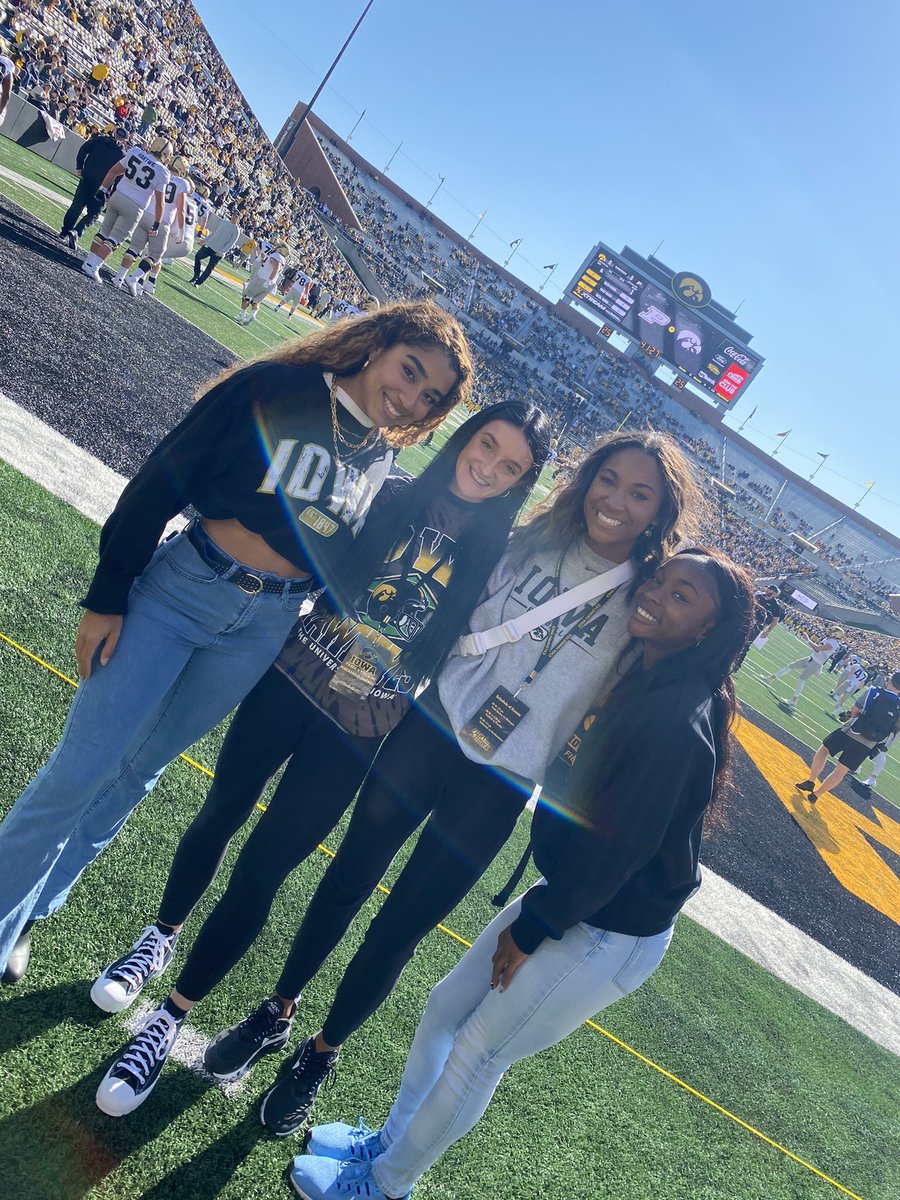 kenziecarneyy's tweet photo. Thank you Iowa T&amp;F for a great visit this weekend! Loved seeing all of the amazing things your program has to offer! @IowaXC_TF @Woody400h   #gohawks 🟡⚫️ #notcommited https://t.co/3kFq3PsC3I