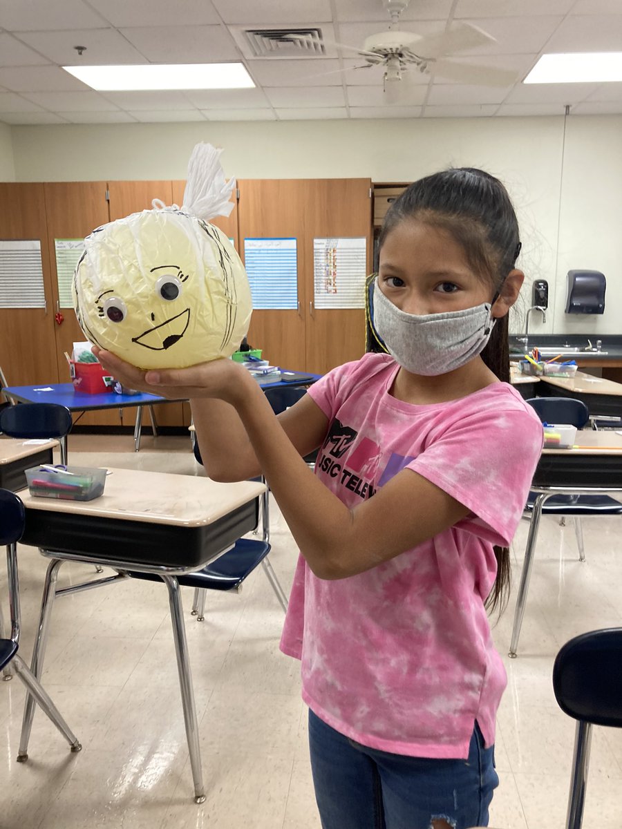 lisdaceBBE's tweet photo. The boys and ghouls of ACE love crafting at DIY with @CereliaDiaz ! 👻

Check out our ghost piñatas—they’re filled with delicious treats! #lisdace #lovemyLisd https://t.co/x6y8aZ5aJ7