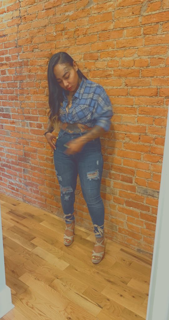 Safe to say I looked crazy walking the streets of Philly in heels but easier to say I looked damn good doing so. 😌🤩😈