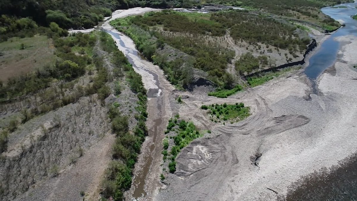 jlbritonativo's tweet photo. Desviaciones del agua del Río Maipo para regadío de paltos en la ribera sur en Santo Domingo. Tienen permiso? @MMAChile @mma_valparaiso @santodomingocl @lun @lidersanantonio @MinagriCL @MinagriCL @AFondoChilenaFM https://t.co/d41J1nCUxE