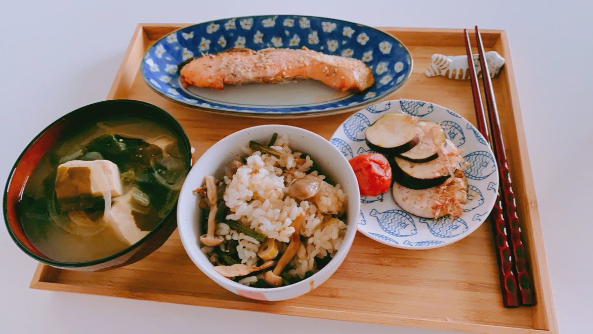 necosana's tweet photo. #朝御飯 #和食 #山菜🍚 #味噌汁 #焼き鮭 #浅漬け🍆 #梅干 https://t.co/vX0OzHltiM