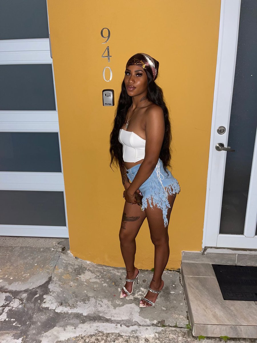 iambrooklynnj's tweet photo. jus wanted to say heeeeey yall i turned 23 on the 15th 🤍🥂🥳 #LibraSzn https://t.co/ksKiCszXeI