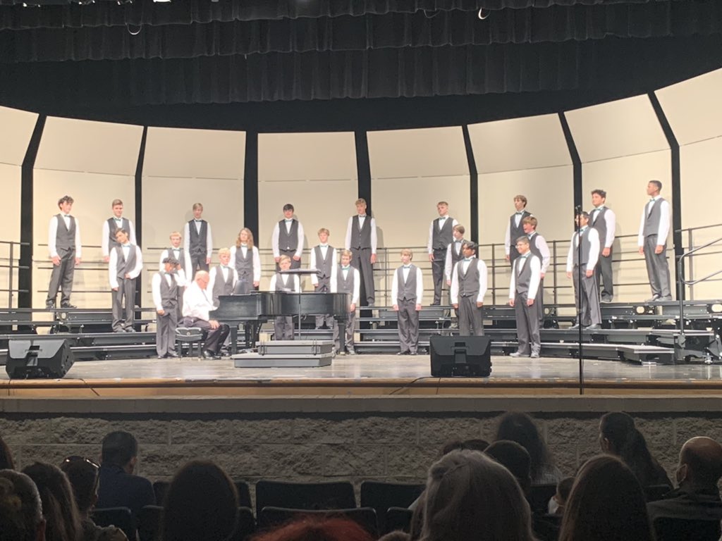 SoroyaSmithMEd's tweet photo. Fall Concert with the @MHSComets @MasonSchools Choir 🎶 

Thank you @hay_sing and Jason Mckee! “Hearts full of joy” for sure 🥰
#MasonMoment https://t.co/PwxrhmmhHw