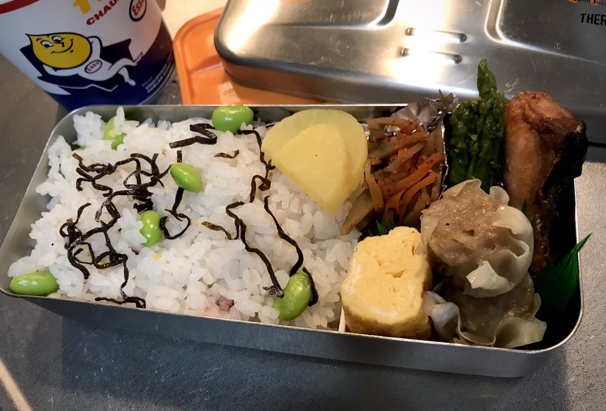 leaizu's tweet photo. おはようございます´`*
寒いですね〜𖠚໊𖠚 
#パパお弁当 🍱 #枝豆塩昆布ご飯 https://t.co/NkM7Qd7uK6