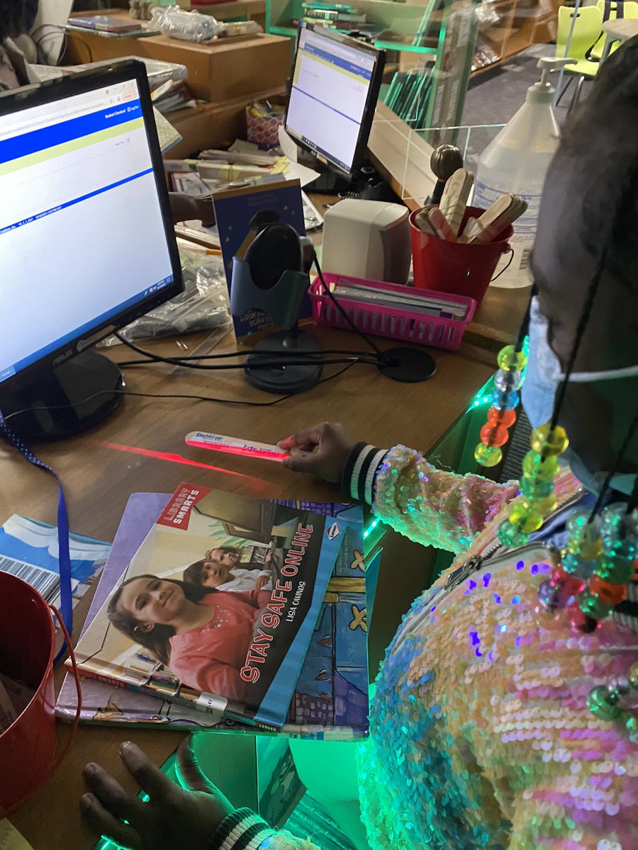 willteachtech's tweet photo. After talking about how to be a good digital citizen, look what book one of our second grade students checked out! @1to3ChangED @DCSDEdMedia @DeKalbSchoolsIT @RockChapeles #DCSDfuse https://t.co/GSf5kCwZwf