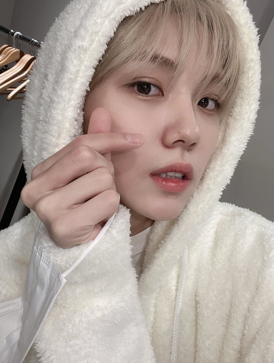 ahnseongnin's tweet photo. oh how i couldn't be more thankful for everyone who has been sticking with us up until the very end of our veni vidi vici era.. 💭💙 but worry less; we *will* see each other again soon, you can keep my promise!! make sure to stay warm until then, luvity! +.*. https://t.co/adY3j2nVCM