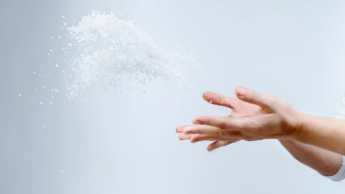 солонка для соли. полезные свойства соли. соль через какое плечо. просыпать соль на стол примета. примета рассыпать соль на стол.