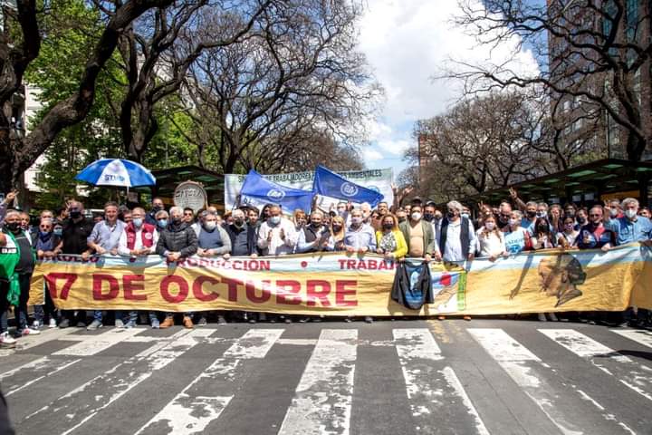 CronicaSindicaL's tweet photo. #CGTRA #CORRIENTEFEDERAL #FRESIMONA Multitudinaria "Marcha por el Trabajo, la Producción y el Desarrollo" conmemoró este lunes 18/10 el DIA de la LEALTAD PERONISTA gestado el 17 de Octubre de 1945.
@SanidadArg @CFTArgentina @CATT_Prensa @FeMPINRA
https://t.co/tk1NCnJftl https://t.co/S56PBVBsMS