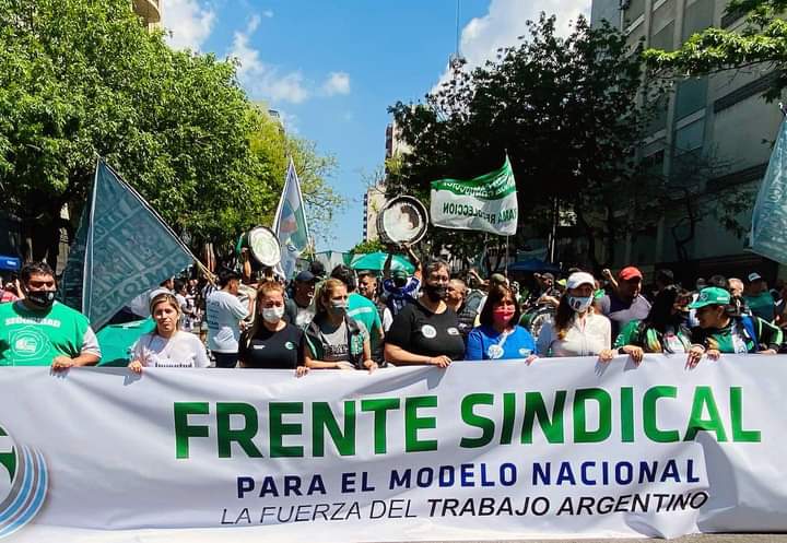 CronicaSindicaL's tweet photo. #CGTRA #CORRIENTEFEDERAL #FRESIMONA Multitudinaria "Marcha por el Trabajo, la Producción y el Desarrollo" conmemoró este lunes 18/10 el DIA de la LEALTAD PERONISTA gestado el 17 de Octubre de 1945.
@SanidadArg @CFTArgentina @CATT_Prensa @FeMPINRA
https://t.co/tk1NCnJftl https://t.co/S56PBVBsMS